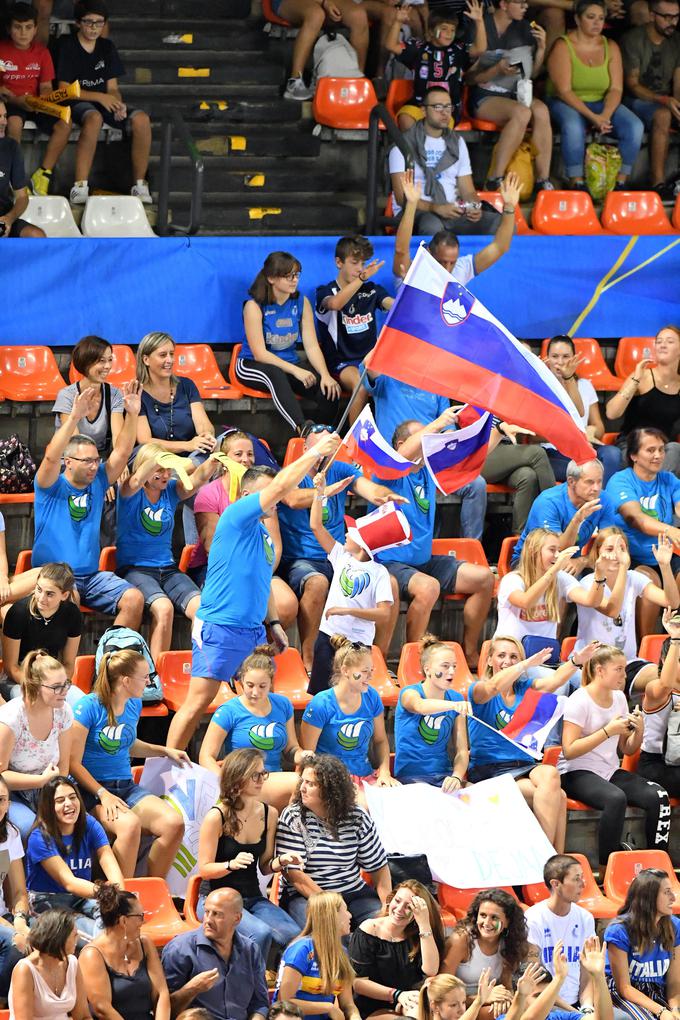 Vsako tekmo se v Firencah zbere več slovenskih navijačev. | Foto: FIVB