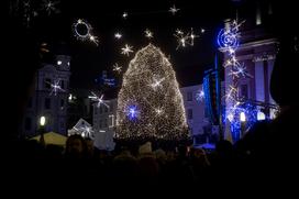 Ljubljana praznična okrasitev lučke december