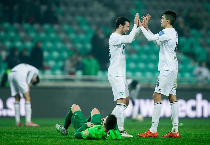 Veselje Roberta Pušaverja (danes igralca Rudarja) in Jona Gorenca (danes igralca Olimpije) po remiju Krškega v Stožicah v zadnjem krogu jesenskega dela v sezoni 2016/17. | Foto: Vid Ponikvar