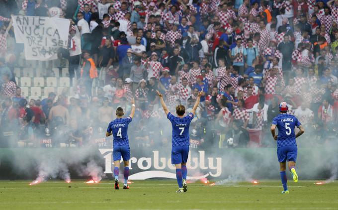 Na tekmi v St. Etiennu so ostale prošnje nogometašev, naj se ne povzročajo neredi, neuslišane. | Foto: Reuters