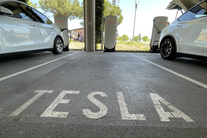 Tesla polnilnice polnilnica | Na voljo je skupno 11,25 milijona evrov sredstev iz načrta za okrevanje in odpornost. Koriščenje bo mogoče v proračunskih letih 2024, 2025 in 2026, in sicer od dneva objave javnega poziva do dneva objave njegovega konca. | Foto Gregor Pavšič