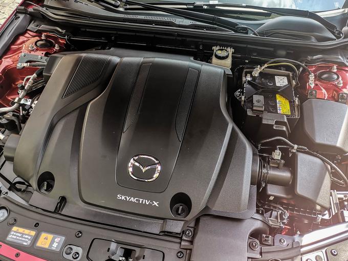 Skyactiv X bo pri CX-30 na voljo nekoliko pozneje jeseni. Na naše ceste bo avto zapeljal septembra. | Foto: Gašper Pirman