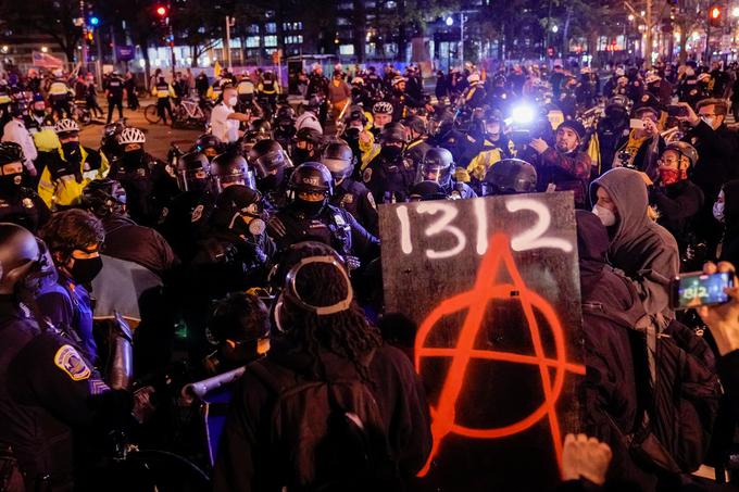 Na tisoče protestnikov z rdečimi kapami, ki povečini kljub epidemiji niso nosili mask, je v soboto napolnilo ulice Washingtona, da bi podprli Trumpa. | Foto: Reuters