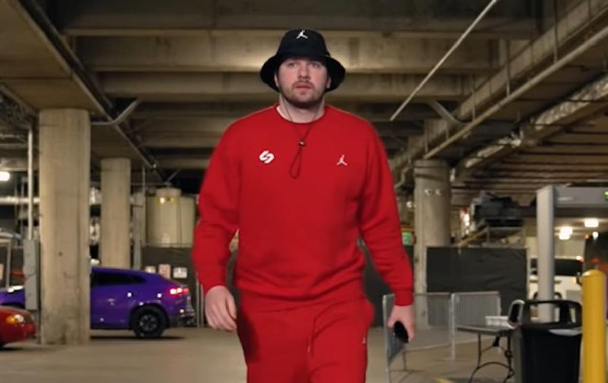 luka thumb | Luka Dončić je ob prihodu na tekmo z Oklahomo presenetil z izstopajočo barvno podobo. Razlog? Poklon Crveni zvezdi, ki je v petek odpravila Monako.