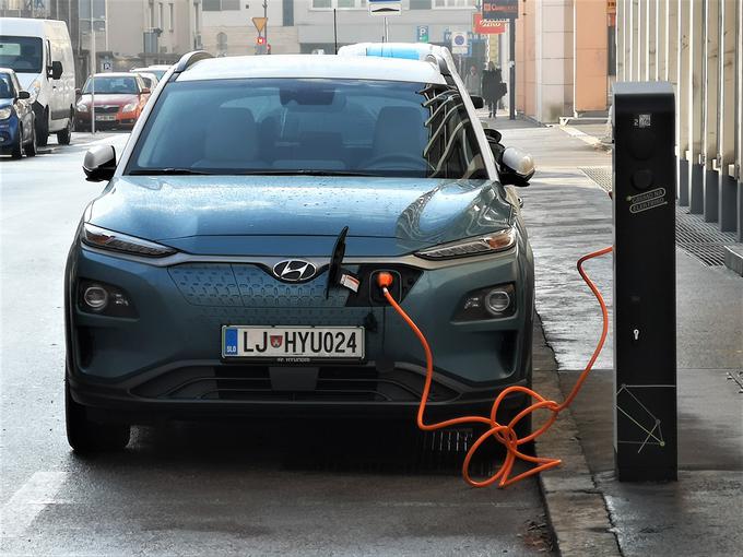 Na "hitrih" polnilnicah ob avtocesti v 15 minutah pridobi za okrog 15 kilometrov dosega, polnjenje v mestu je precej počasnejše. Kljub temu lahko povprečni slovenski voznik s takim električnim vozilom zlahka shaja. | Foto: Gregor Pavšič