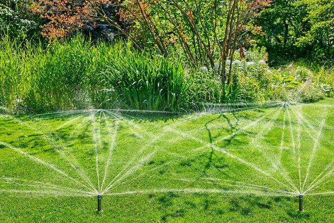 Podzemni ugrezni zalivalniki serije SD in MD so komaj opazni tudi med zalivanjem vrta, trato zaščitijo pred sušo, vam pa prihranijo čas. | Foto: Gardena