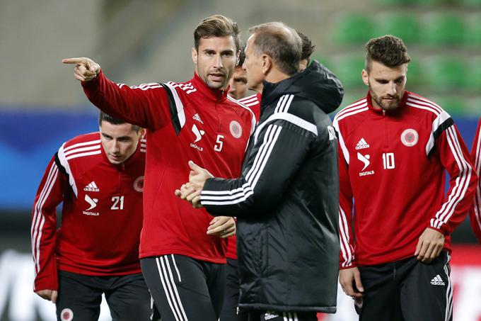 Kapetan Lorik Cana v pogovoru s selektorjem Giannijem de Biasijem, ki je Albanijo popeljal na nogometni vrhunec leta. | Foto: 