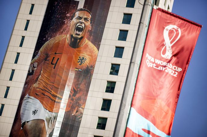 Virgil van Dijk Katar 2022 | Nizozemska nogometna reprezentanca bo v času svetovnega prvenstva v Katarju svoje drese namenila za dražbo, izkupiček pa v celoti namenila tamkajšnjim delavcem migrantom. | Foto Guliverimage