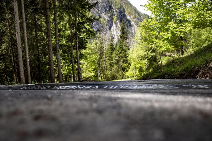 Naklon trase na fotografiji sicer ni dobro viden, a je res kar precejšen. Prvih 4,8 km vzpona ima 15-odstotni naklon, sledi valovit sklepni del s krajšim vzponom (do 22 odstotkov) na vstopu v vas, ki mu sledita krajši spust in vzpon do cilja.  | Foto: Ana Kovač