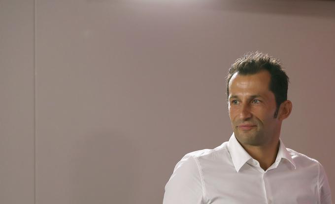 Hasan Salihamidžić pričakuje Roberta Lewandowskega na uvodnem julijskem treningu. | Foto: Getty Images