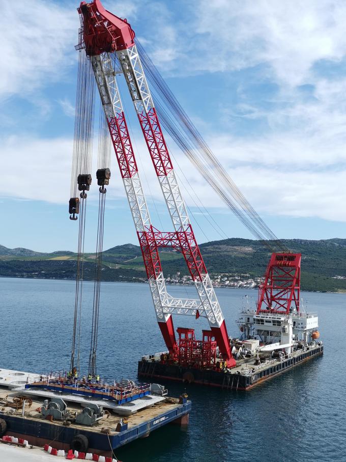 Gradnja mostu, ki bo povezal jug Hrvaške, poteka s polno paro. | Foto: Hrvatske ceste