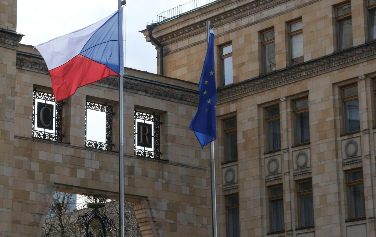 češka ambasada Moskva | Češka vlada je danes od Rusije zahtevala, naj do konca maja število svojih diplomatov v Pragi zmanjša na toliko, kot jih ima Češka v Moskvi. | Foto Reuters