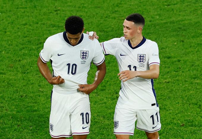 Jude Bellingham in Phil Foden nista znala prelisičiti slovenske obrambe. | Foto: Reuters