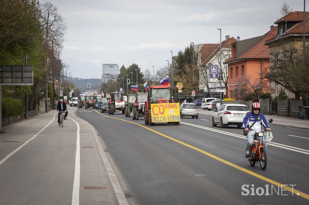 Protestni shod Sindikata kmetov Slovenije. Traktor, kmet, protest.