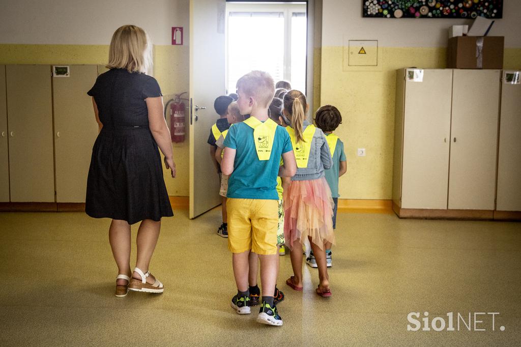 Prvi šolski dan. šola otroci prvošolčki prvošolci prvošolec razred