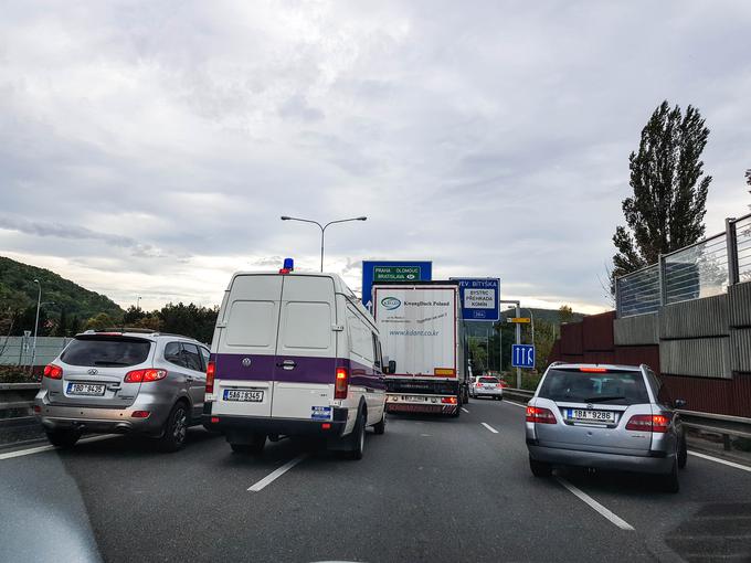 Na Češkem smo bili priča popolnemu kaosu, saj vozila niso ustvarila reševalnega pasu, policijsko vozilo na nujni vožnji pa je nekaj sto metrov kolone premagovalo več kot pet minut. | Foto: Gašper Pirman