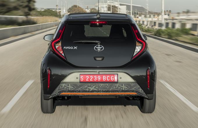 Aygo X je postal tudi širši in višji, za dober centimeter so mu podaljšali tudi oddaljenost od tal. Vlečne kljuke zadaj ni. | Foto: Toyota