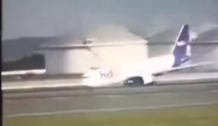 Novi incident: Boeing treščil v pristajalno stezo #video