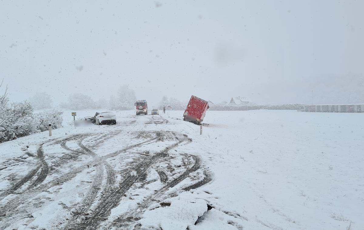 prometna nesreča Medvode | V hudi nesreči med Medvodami in Kranjem se je zjutraj zgodila prometna nesreča, v kateri je umrl 42-letni voznik. | Foto PU Ljubljana