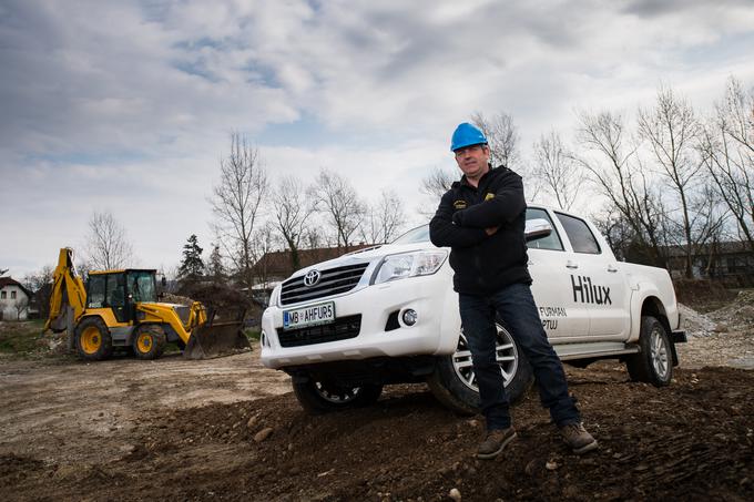 Zdravko je izkušeni strojnik. Uživa predvsem v tehnično zahtevnih projektih. Njegovo mnenje šteje, ker dobro ve, kako se zadevi streže. Na dvorišču ima lepo bero težkih strojev, vsak je tu z namenom, poudari. Pa beli pickup? "Ja, prav bi mi prišel nedvomno in je kar prava stvar za delo, ki ga opravljam." | Foto: Klemen Korenjak