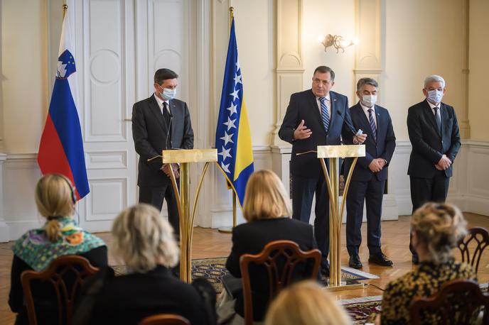 Predsednik republike Borut Pahor na delovnem obisku v Bosni in Hercegovini. Novinarska konferenca po srečanju s predsedujočim predsedstvu BiH Miloradom Dodikom ter članoma predsedstva Željkom Komšićem in Šefikom Džaferovićem. | Predsednik republike Borut Pahor na delovnem obisku v Bosni in Hercegovini. Novinarska konferenca po srečanju s predsedujočim predsedstvu BiH Miloradom Dodikom ter članoma predsedstva Željkom Komšićem in Šefikom Džaferovićem. | Foto STA