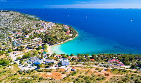 Slovenec na plaži na Murterju kopalcem grozil, da jih bo ubil