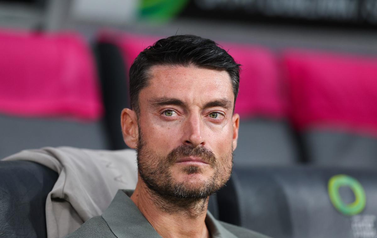 Albert Riera | Albert Riera je v prejšnji sezoni pri Bordeauxu hitro spoznal, kako v Franciji ne bo mogel biti tako uspešen in vsemogočen, kot mu je to uspevalo v sezoni 2022/23 z Olimpijo in v začetku sezone 2023/24 s Celjem. Takrat je zelo redko izgubljal, navijače razvajal z dobrimi rezultati, igralcem pa vcepil zmagovalno miselnost. Po epizodi v Franciji, v kateri se ni potegoval za (naj)višja mesta, ampak se moral zadovoljiti zgolj s povprečjem, se je odločil za vrnitev v Slovenijo. Misel navijačev Celja o tem, kako se vrača čudodelec, že dokazani velemojster, ki pozna recept, kako se prebiti na vrh slovenskega klubskega nogometa, se je po številnih porazih razblinila. | Foto www.alesfevzer.com