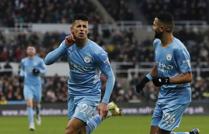 Manchester City je Juventusu avgusta 2019 zanj odštel 65 milijonov evrov. Pred tem je Cancelo igral še za Valencio, Inter in Benfico, kjer je tudi začel kariero. | Foto: Reuters