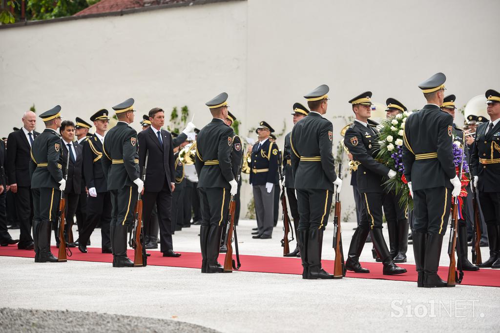 Odkritje spomenika vsem žrtvam vojn in z vojnami povezanim žrtvam