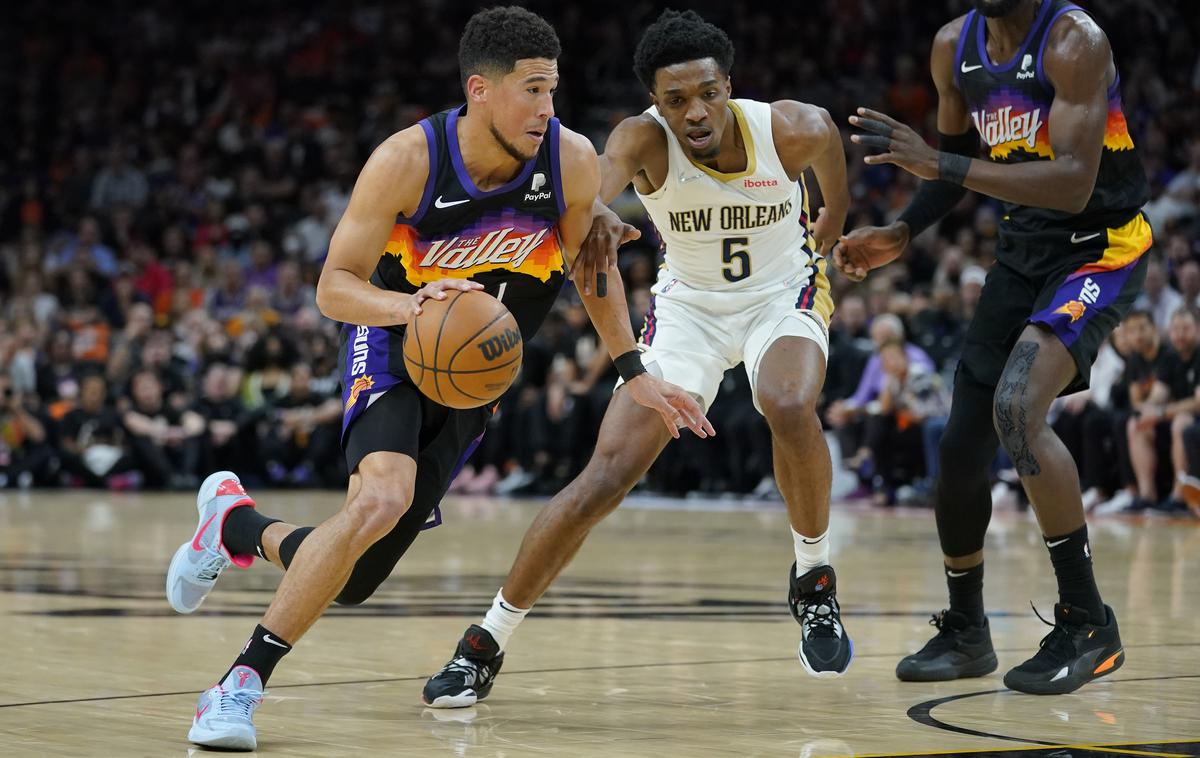 Devin Booker | Ekipa Phoenix Suns je presenetljivo izgubila drugi dvoboj prvega kroga proti New Orleans Pelicans, za nameček pa se je poškodoval še njihov prvi zvezdnik Devin Booker.  | Foto Guliverimage