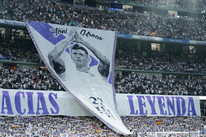 Navijači so se na Santiagu Bernabeuu poslovili od Tonija Kroosa, ki je odigral zadnjo domačo tekmo za Real Madrid. | Foto: Reuters