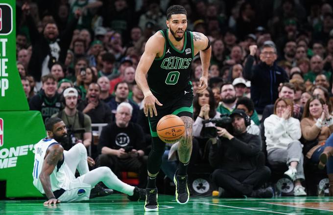 Kyrie Irving je iz igre zadel le devet od 23 metov, Jayson Tatum pa 10 od 19. | Foto: Reuters