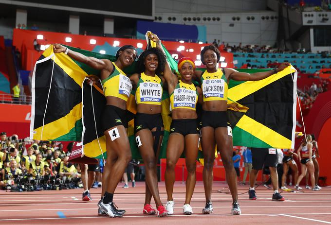 Shelly Ann Fraser-Pryce (druga z desne) je prišla še do devete zlate medalje s svetovnih prvenstev. | Foto: Getty Images