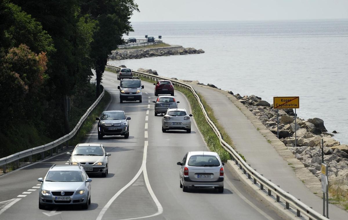 cesta Žusterna | Agencija RS za okolje (Arso) še naprej odsvetuje kopanje na območju Žusterne.  | Foto Gregor Pavšič