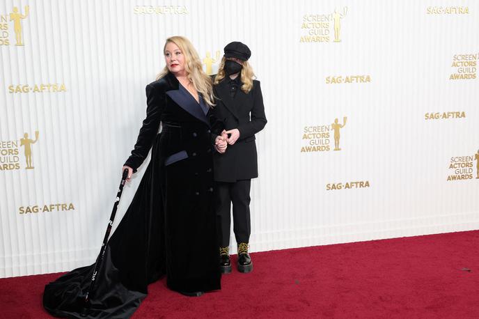 Christina Applegate | Igralka si je pri hoji pomagala s palico, na katero je zapisala hčerkino ime in FU MS, kar pomeni jeb... se, multipla skleroza. | Foto Reuters