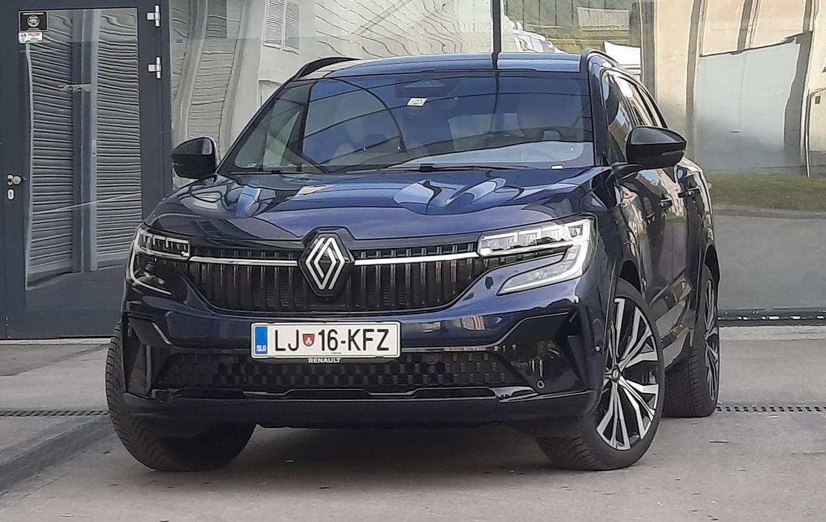 Renault espace | 4,7 metra dolgi espace je na 20-palčnih kolesih dvignjen 18 centimetrov od tal, kar ga skupaj z zaščitnimi oblogami uvršča v razred SUV. | Foto Aleš Črnivec