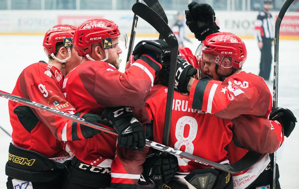 Acroni Jesenice SŽ Olimpija Alpska liga derbi | Hokejisti Jesenic so po dveh težkih porazih proti najboljšima ekipama Alpske lige Olimpiji in Brunicu v soboto ugnali neposrednega tekmeca za osmo mesto Vipiteno. | Foto Peter Podobnik/Sportida