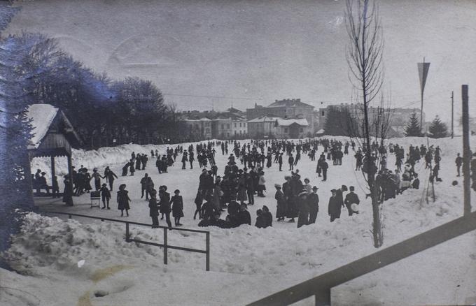 Organizirano drsanje iz leta 1909. | Foto: Arhiv zbiratelja razglednic Zmago Tančiča