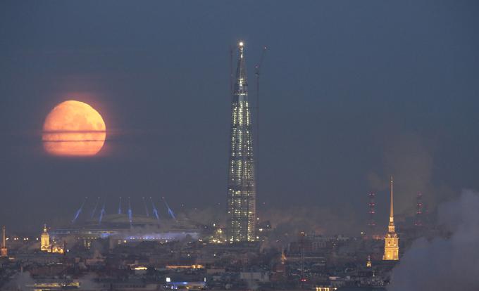 Trenutno je najvišja zgradba v Evropi sanktpeterburški Center Lahta, v katerem ima sedež Gazprom. Nova rekordna stolpnica naj bi stala ob njem. | Foto: Reuters