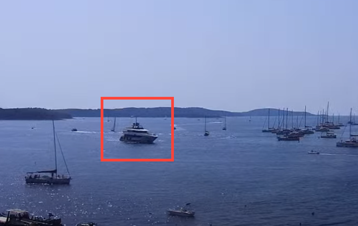 Hvar Merlak | Jahta EVA. 4EVA, na kateri dopust preživlja slovenski kriptomilijonar Damian Merlak, med približevanjem pristanišču mesta Hvar. | Foto Live camera Hvar / Posnetek zaslona