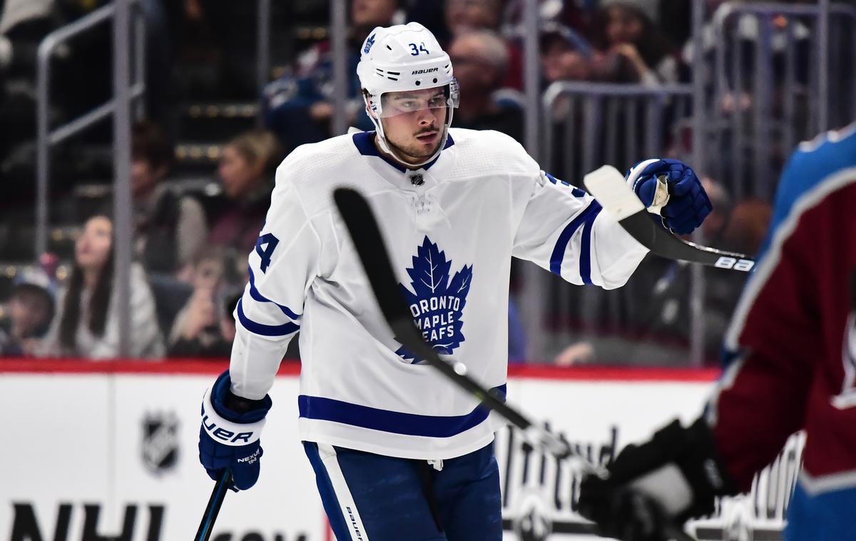 Auston Matthews | Auston Matthews je zaznamoval dvoboj v Denverju z atraktivno podajo. | Foto Reuters