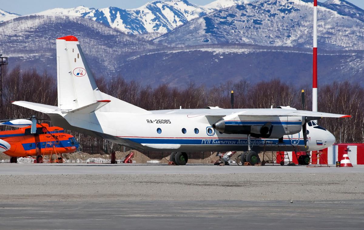 antonov-26 | Na letalu so bili predvsem potniki iz Palane, med njimi štirje člani lokalnih oblasti in županja tega mesta z okoli 3000 prebivalci Olga Mohirjova. Na krovu naj bi bil tudi otrok, rojen leta 2014. | Foto Reuters