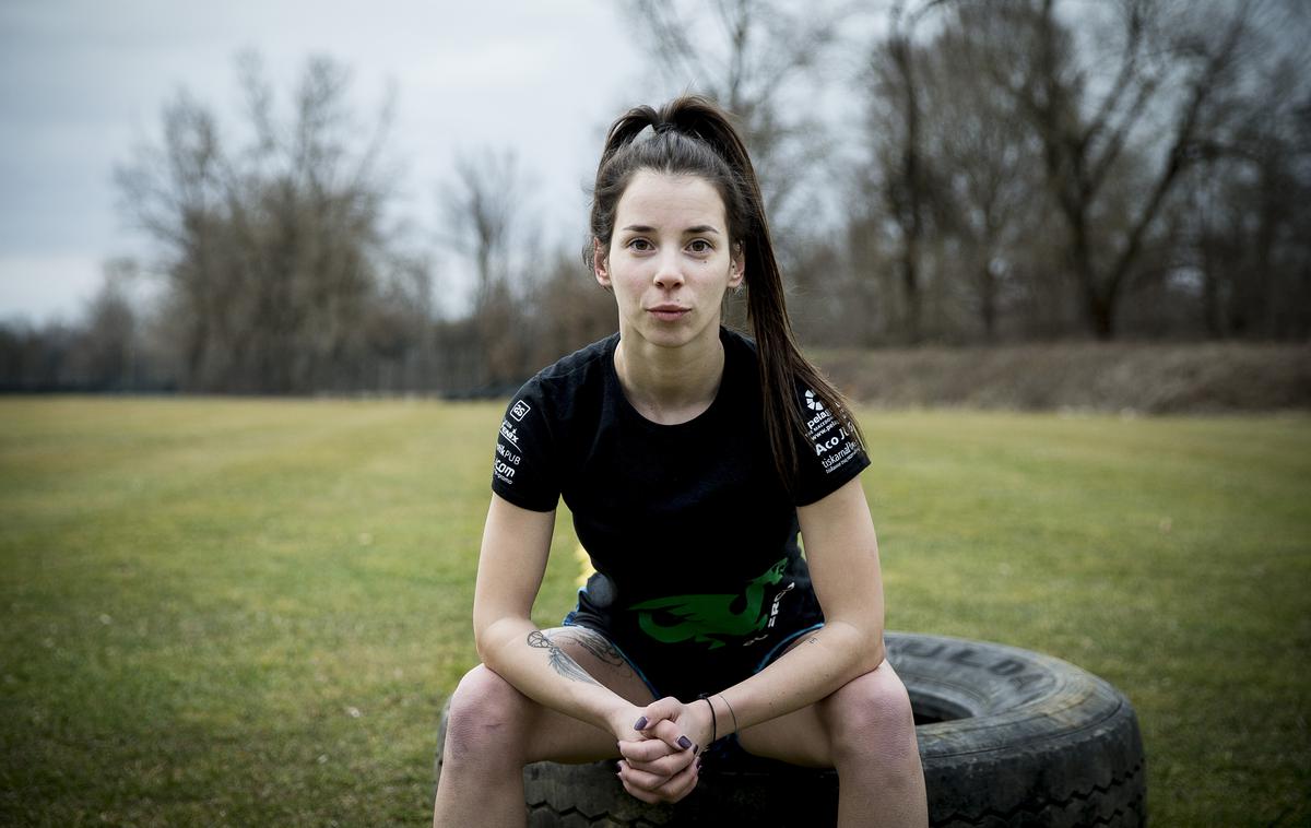 Staša Čagran rugby | 24-letna Staša Čagran z Raven na Koroškem trenira nogomet in ragbi. | Foto Ana Kovač