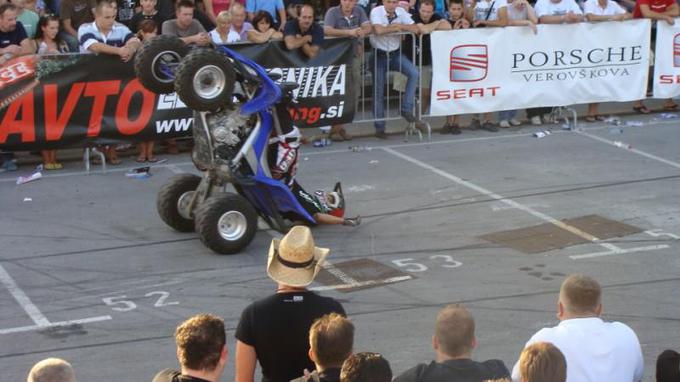 V začetku 90. let je na štadionih po Sloveniji in sosednjih državah izvajal šove z avtomobili in motorji. | Foto: Osebni arhiv