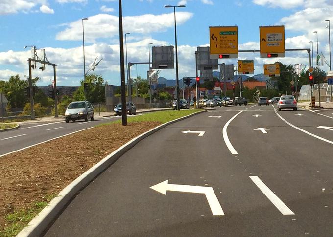 Talne prometne oznake voznika nagovarjajo, naj zavije levo takoj pri semaforju. Dejansko mora z vožnjo še 50 metrov nadaljevati naravnost. | Foto: Gregor Pavšič