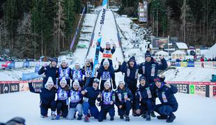 Nov uspeh Nike Prevc pred strastnimi navijači, dve Slovenki prvič do točk #video