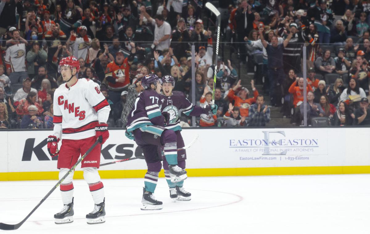 Frank Vatrano, Anaheim Ducks | Hokejisti Anaheim Ducks so na drugi tekmi sezone prvič zmagali, s 6:3 so premagali Carolina Hurricanes. Frank Vatrano je dosegel hat-trick. | Foto Guliverimage