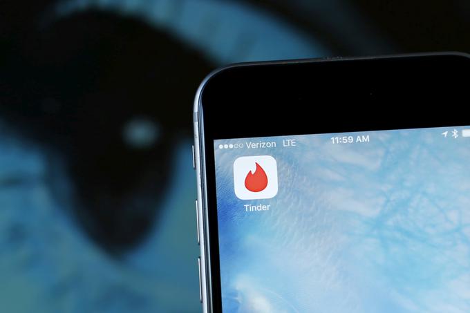 Ikona za aplikacijo Tinder na pametnem telefonu iPhone. | Foto: Reuters