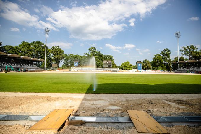 Dimenzija igrišča ostaja enaka (105 krat 68 metrov) prejšnji, je pa občutna sprememba v postavitvi, saj je 15 metrov bližje osrednji tribuni. | Foto: Blaž Weindorfer/Sportida