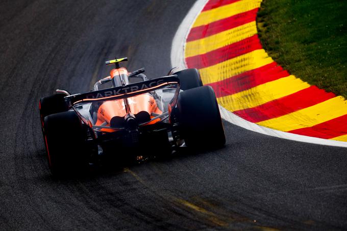 Najhitrejši v petek Lando Norris s svojim McLarnom v slovitem zavoju Eau Rouge. | Foto: Reuters